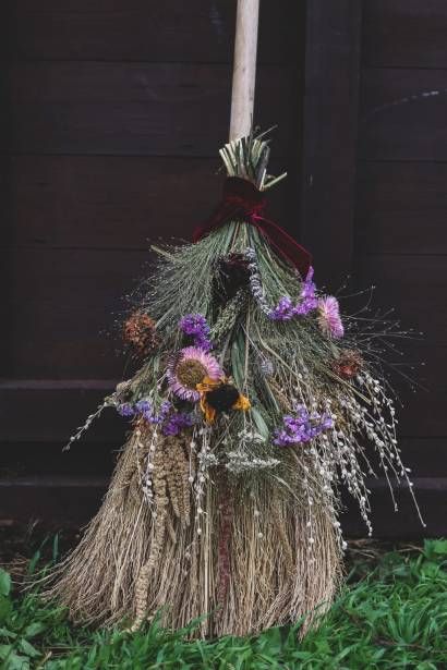 Dried Flower Brooms 2022 – Happy Roots Farm Witch Brooms, Broom Parking, Halloween Brooms, Witch Diy, Witch Broom, Garden Club, Adult Crafts, Bake Shop, Brooms