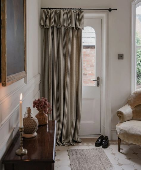 Curtains And Blinds, Curtains Living, Door Curtain, Entrance Hall, Casas De Ensueño, Door Curtains, Interior Inspo, Home Details, Cozy Home