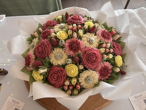 These are edible flowers! 30 cupcakes wrapped as a floral arrangement. Stun your guests by telling them they can eat the centerpiece at the receiption table!  #buttercreamflowers #yyccupcakes #calgarycupcakes #yycbride #yycworkshops #cochranebridalfair #cochraneweddingfair #albertabride 30 Cupcakes, Cupcake Flowers, Flower Cupcake, Cupcake Wraps, Bridal Fair, Cupcake Decoration, Cupcake Cake Designs, Cupcake Display, Cake Cookie