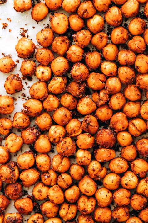 This oven roasted chickpeas recipe is super-simple to make with a simple seasoning blend (smoked paprika, sumac, garlic powder, salt and pepper) and irresistibly crispy and delicious! Perfect as a healthy snack or topping salads, soups, buddah bowls, pastas and more. Also naturally vegetarian, vegan and gluten-free. | gimmesomeoven.com Roasted Chickpeas Recipe, Roasted Garbanzo Beans, Chickpea Recipes Roasted, Chickpeas Recipe, Gimme Some Oven, Crispy Chickpeas, Snacks To Make, Chickpea Recipes, Think Food