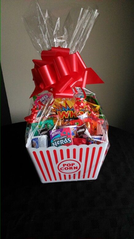 Sweet Basket, Hamper Baskets, Snack Hampers, Snackbox Gift Ideas, Diy Hampers, Snack Hampers Idea, Sweet Hamper Ideas Gift, Food Hamper Ideas, Candy Basket Ideas Birthday