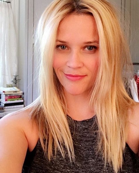 Reese Selfie Reese Witherspoon Selfie, Celebrity Hairstyles Red Carpet, Reese Witherspoon Hair, Medium Length Hairdos, Pretty Blonde Hair, Celebrity Hair Stylist, Reese Witherspoon, Long Blonde Hair, Haircuts With Bangs