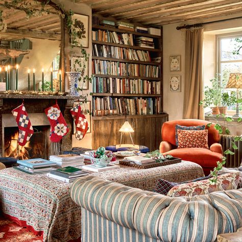 Amanda Brooks opens the doors to her cosy home in the Cotswolds Amanda Brooks Home, Diner Room, English Cottage Living Room, Amanda Brooks, Country Style Living Room, British Cottage, Cottage Interior Design, Cosy Interior, Eclectic Interior Design