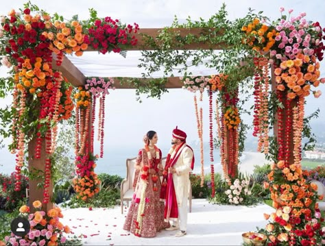 Hindu Wedding Decorations, Indian Wedding Theme, Indian Wedding Flowers, Backyard Wedding Decorations, Hindu Wedding Ceremony, Destination Wedding Decor, Wedding Decors, Hindu Ceremony, Gazebo Wedding