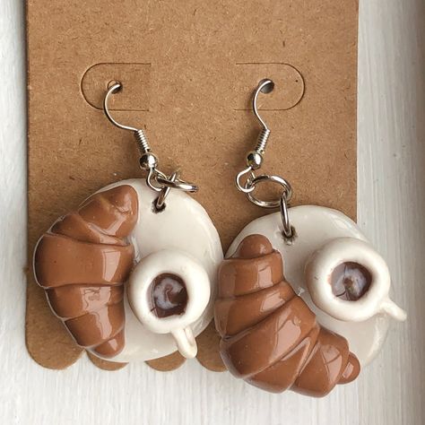 How do you take your coffee? These earrings are perfect for meeting friends for a morning coffee/breakfast! These earrings are also a fun way to accent an outfit. They are made of polymer clay, however the coffee is made of resin with a small latte art detail. The earrings are coated with resin for durability and to add a nice shine. Starbucks Clay Earrings, Coffee Polymer Clay, Cute Fun Earrings, Clay Earrings Idea, Cute Polymer Clay Ideas, Polymer Clay Earrings Ideas, Clay Earrings Diy, Croissant Earrings, Coffee Earrings