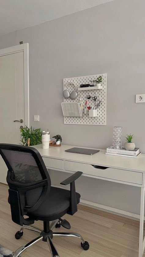 Bedroom Desk Inspo Aesthetic, Minimalist White Desk Setup, Study Desk Small Bedroom, Desk Inspiration Minimalist, Simple Desk Setup Small Spaces, Small Room Desk Setup, Small Study Desk Ideas, Simple Study Desk Decor, Large Desk Ideas