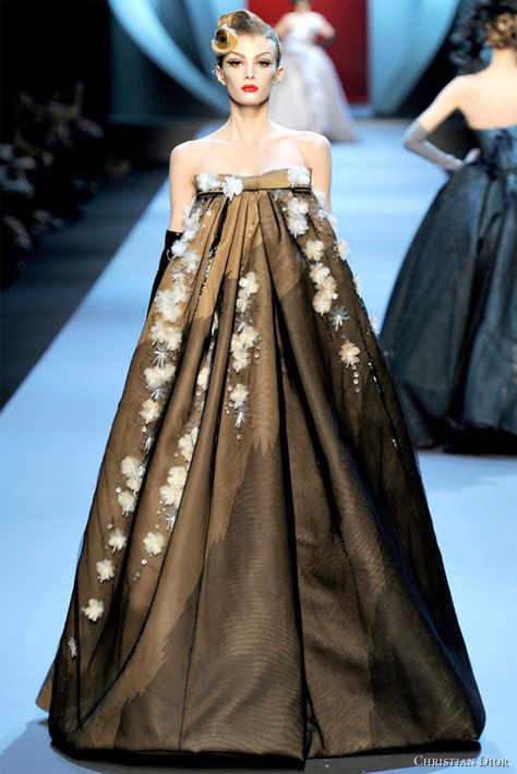 hanbok-style couture... kinda weird but i kinda like it! Galliano Dior, 2011 Fashion, Collection Couture, Christian Dior Haute Couture, Dior Haute Couture, Spring Couture, Christian Dior Couture, Dior Couture, Couture Runway