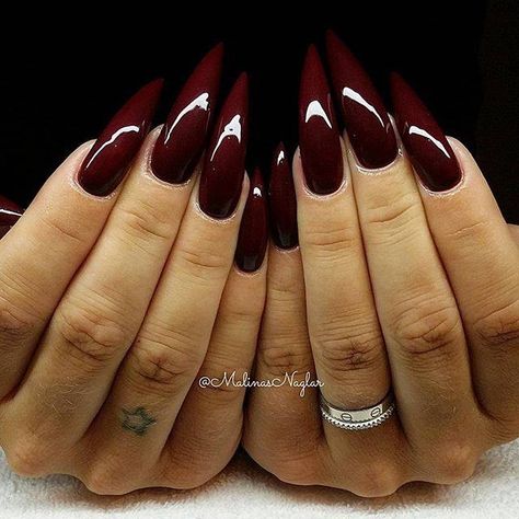 Nail Color Inspo Fall, Dark Red Stilletos Nails, Acrylic Stiletto Nails Design, Black Burgundy Nails, Black Gel X Nail Designs, Maroon Stiletto Nails, Burgundy Stiletto Nails, Autumn Red Nails, Fall Nails Long