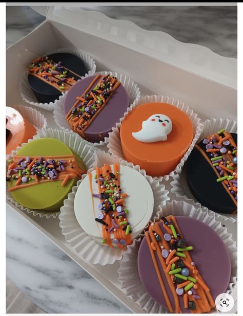 Halloween Sweets Box Ideas, Diy Chocolate Treats, Halloween Chocolate Oreos, Cake Pucks Halloween, Halloween Covered Oreos, Holiday Treats Halloween, Halloween Inspired Treats, Halloween Oreos Chocolate Covered, Chocolate Covered Halloween Treats