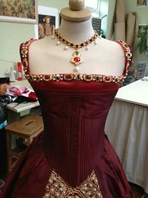 Formal Royal Dress, Red And Gold Victorian Dress, Red Aesthetic Prom Dress, Red 1700s Dress, Tudor Inspired Wedding Dress, Red Tudor Dress, Tudor Dress Aesthetic, Period Piece Dresses, Medevial Dresses Royal