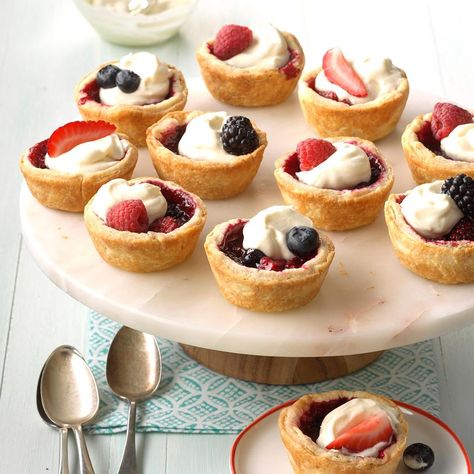 Berry Tartlets, Traditional Easter Desserts, Mini Pie Recipes, Tartlets Recipe, Blueberry Cookies, Afternoon Tea Recipes, Berry Tart, Blueberry Desserts, Peanut Butter Brownies