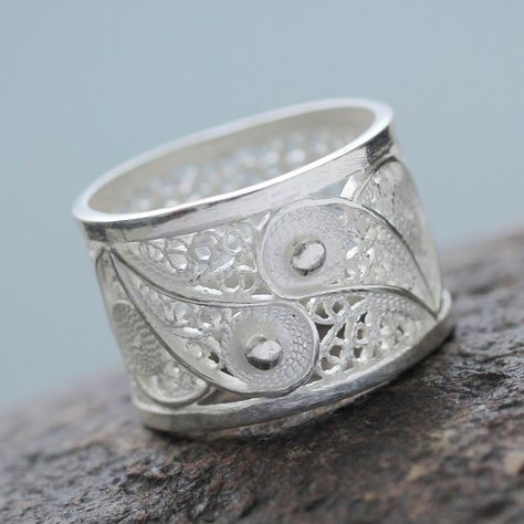 Interesting Rings, Filigree Jewellery, Wide Silver Ring, Silver Jewelry Diy, Filigree Jewelry, Fine Silver Jewelry, Sterling Silver Filigree, Filigree Ring, Oxidized Sterling Silver