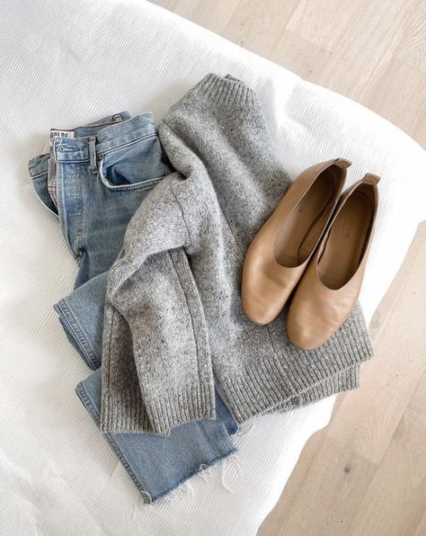 Outfit Flat Lay, Aesthetic Dressing, Flat Lay Outfit, Grey Sweater Outfit, Parisian Outfits, Flats Outfit, Effortless Outfit, Spring Capsule Wardrobe, Flatlay Styling