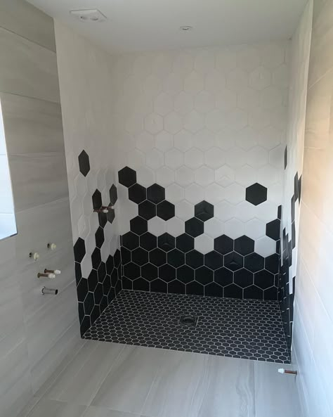 Grey And White Hexagon Tile Bathroom, Octagon Tile Shower Wall, Honeycomb Tile Bathroom, Hexagonal Tiles Bathroom, Bathroom Hexagon Tile, Ensuite Inspiration, Black Hexagon Tile Bathroom, Hexagon Bathroom Floor, Bathroom Hexagon