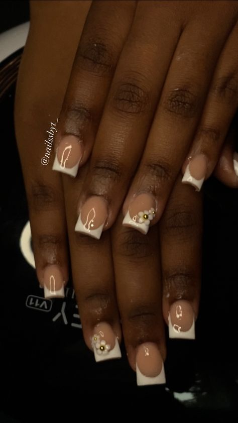 French Tip Wedding Nails, French Tip Wedding, Gold Nails Short, Gold Nail Ideas, Short French Tip, Black Gold Nails, Short French, Gold Nail, Nail Idea