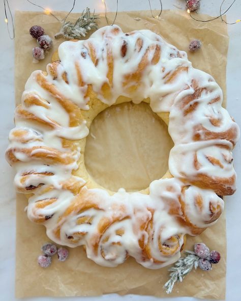 Cinnamon Roll Wreath, Dessert Garnish, Christmas Breads, Christmas Bread Recipes, Roll Wreath, Bread Wreath, Orange Sweet Rolls, Christmas Bakes, Homemade English Muffins