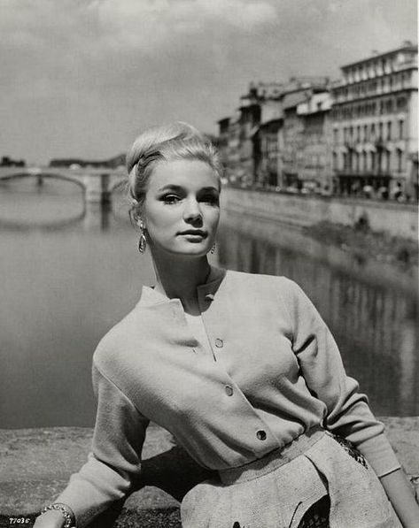 Yvette Mimieux 1960s, Yvette Mimieux, Tuesday Weld, 1960s Hair, Famous Photos, Jean Harlow, The Time Machine, Classic Movie Stars, Rita Hayworth