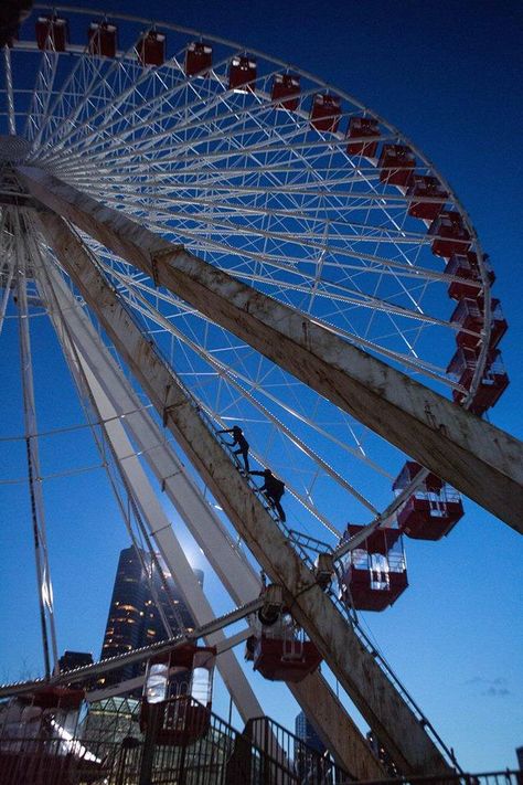 Climbing the Ferris wheel... It is cool because I have seen the real ferris wheel in Chicago that it is based on. Divergent Wallpaper, Divergent Fan Art, Divergent Book Series, Divergent Four, Divergent Book, Divergent Movie, Tris And Four, Divergent Fandom, Tobias Eaton