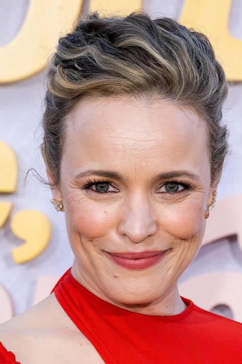 McAdams posed in a stripped back photoshoot with Bustle, where she talked all things motherhood, body image and being her true self. Rachel Mcadams Body, Back Photoshoot, Rachel Mcadams Hair, Jeannette Mccurdy, Rachel Mcadams, Beauty Images, True Self, Authentic Self, Body Image