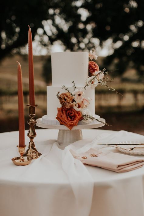 Romantic Rust orange wedding cake Boho Terracotta Wedding Cake Table, Wedding Cake Designs Simple Boho, Burnt Orange Theme Wedding Cake, Sunset Terracotta Wedding Cake, Cinnamon Wedding Cake, Fall Wedding Cake Flowers, Wedding Cake Terracotta Flowers, Wedding Fall Cake, October Wedding Cake Ideas