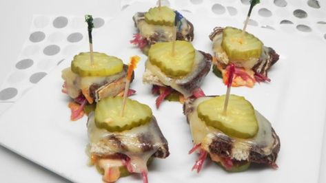 Party guests will be happy to snack on these easy mini Reuben sliders with rye bread, corned beef, Swiss cheese, and horseradish mayo sandwiched between dill pickles. Pickle Sliders, Pickle Bites, Reuben Sliders, Horseradish Mayo, Cooking Corned Beef, Shrimp Toast, Pickle Slices, Prepared Horseradish, Onion Relish