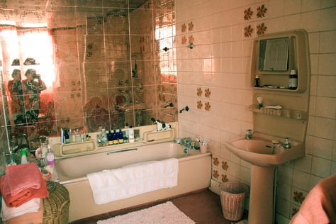 1970s bathroom Modern 70s Decor, 70s Bathroom Decor, 70s Bathroom Remodel, 1970s Bathroom, 50s Interior, Pink Tile Bathroom, 70s Bathroom, Bathroom Retro, Weird Places