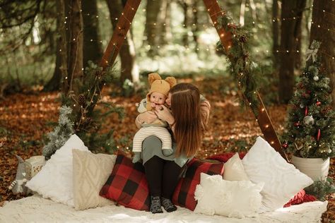 Simple outdoor Christmas mini photoshoot setup idea. Wooden festive frame with wreath, fairy lights. A cosy setup out in a woodland. Outdoor Christmas Minis Sessions, Christmas Mini Sessions Triangle Arch, Outdoor Xmas Photoshoot, Mini Christmas Sessions Outdoor, Christmas Mini Sessions Set Up, Christmas Mini Sessions Outdoor Setup Simple, Triangle Arch Christmas Photoshoot, Simple Christmas Photo Setup, Mini Photoshoot Setup