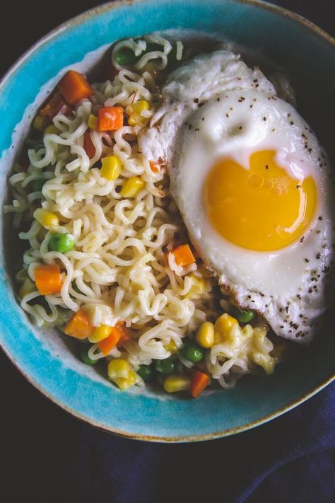 My all time favorite easy dinner recipe - 5 ingredient ramen with an egg from @sweetphi Watermelon Poke, Corn Risotto, Eggs Dinner, Homemade Ramen, Ramen Noodle Recipes, Ramen Recipes, Think Food, Poke Bowl, 5 Ingredient