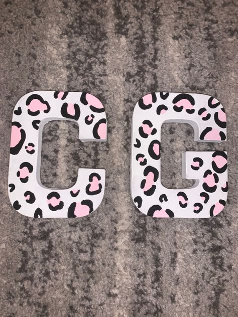 Wooden Letter Painting Ideas Design, Painting Letters Ideas, Decorated Sorority Letters, Sorority Letters Painted Wooden, Sorority Wooden Letters, Sorority Crafts Letters, Painted Sorority Letters, Wooden Letter Painting Ideas, Wood Letter Painting Ideas