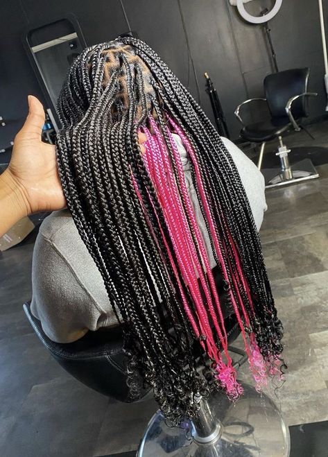 Knotless Pink Peekaboo Braids, Black N Pink Braids, Peakboo Braids Pink With Curls, Pink Box Braids With Curly Ends, Black And Pink Knotless Braids With Curls, Pink And Black Knotless With Curls, Mixed Color Knotless Braids With Curls, Pink Peek A Boo Knotless Braids, Pink Peekaboo Knotless Braids With Curls