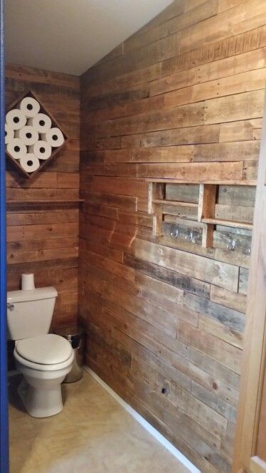 Pallet bathroom Village Tattoo, Pallet Bathroom, Pallet Project, Pallet Wall, Diy Signs, Pallet Projects, Diy Bathroom, Remodel Ideas, Made Of Wood