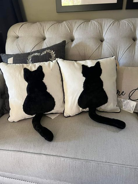 Cat Pillow Diy, Cat Pillow Pattern Free Sewing, Cat Cushion Pattern, Cat Pillow Pattern, Cat Quilt Pillow, Cat Shaped Pillow, Cat Pillows, Cat Quilt Patterns, Black Cat Pillow