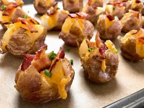 Stuffed Mini Potatoes with Cheddar and Bacon Mini Jacket Potatoes, Monopoly Table, Potatoes Stuffed, Easy Pasta Dinner Recipes, Cheddar Potatoes, Potato Appetizers, Creamy Potatoes, Stuffed Baked Potatoes, Mini Potatoes