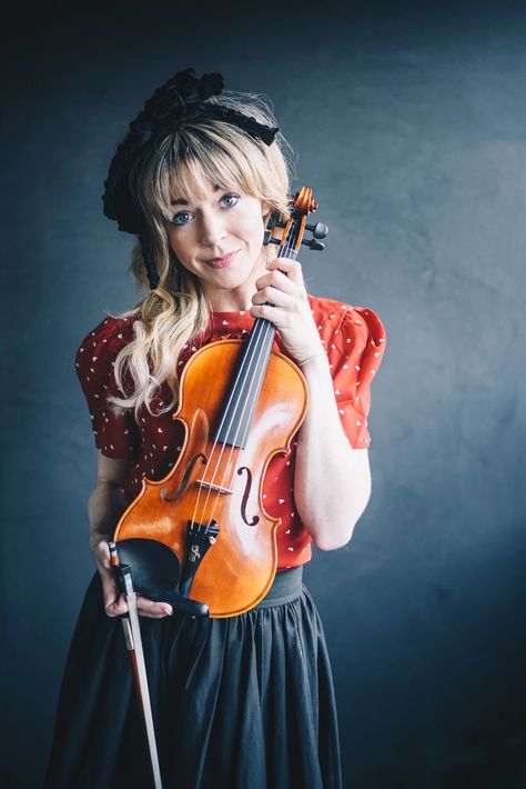 Lindsey Stirling Violin, Dress Up Boxes, Lindsey Stirling, Violinist, Stirling, Female Singers, My Eyes, Violin, Favorite Celebrities