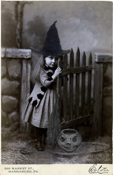 c9bdbec2cdba334131e42164666b459fc Witch Photos, Vintage Halloween Photos, Vintage Halloween Images, Witch Pictures, Creepy Photos, Vintage Halloween Costume, Altered Photo, Witches Hat, Vintage Witch