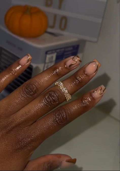 Gold Nail Design Square, 22nd Birthday Nails Short, Chrome Nails Designs Short Square, Gold Nail Ideas Short, Short Gold Chrome Nails, Chrome Overlay Nails, Gold Chrome Short Nails, Short Nail Designs Spring 2023, Short Vacation Nails Black Women