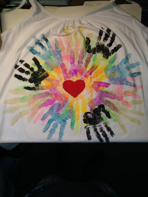 Handprint Tshirt Ideas, Hug Tshirt Painting, Kindy Graduation, Hand Print Shirt, Handprint Shirt, Friendship Painting, Friendship Paintings, 100 Day Shirt Ideas, Memory Book Kindergarten