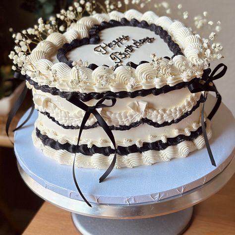 White & black heart 🖤🤍 #heartcake #cake #pasteles #but Bachelorette Cake, 20 Birthday Cake, White Birthday Cakes, 17th Birthday Ideas, Heart Cakes, 21st Birthday Photoshoot, Funny Birthday Cakes, Quinceanera Party, Heart Cake