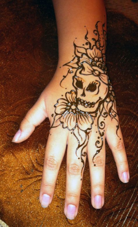 Henna Sugar Skull Halloween Henna, Henna Elephant, Sugar Skull Drawing, Belly Henna, Cute Henna Designs, Henna Inspired Tattoos, Cute Henna, Skull Designs, Henna Tattoo Hand