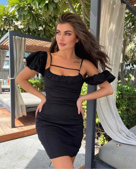 Nika Mariana, A Little Black Dress, Pretty Dresses, Lifestyle Blog, Off Shoulder Dress, Little Black Dress, Black Dress, Bodycon Dress, Street Style