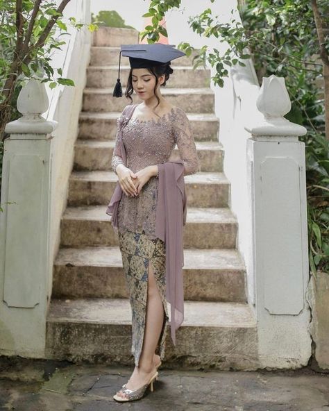 Kebaya Simple, Model Dress Kebaya, Batik Dress Modern, Kebaya Modern Dress, Rok Outfit, Modern Kebaya, Kebaya Dress, Traditional Dresses Designs, Ikat Dress