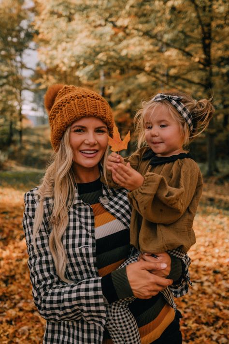 Family Fall Photoshoot Ideas, Family Fall Photoshoot, Blonde Ideas, Fall Photoshoot Ideas, Amber Fillerup Clark, Amber Fillerup, Barefoot Blonde, Life Update, Mommy Daughter