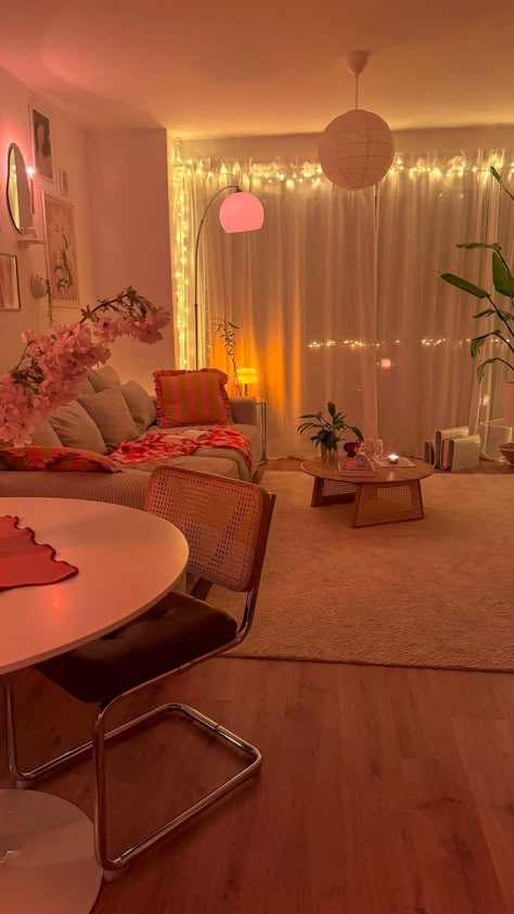 New Flat Decor, Friend Room Ideas, Deco For Living Room, Home Decor Ideas With Lights, Decorating Room Aesthetic, Pretty Apartment Bedroom, Pink Studio Apartment Aesthetic, Plants With Lights Decor, Pastel Hallway Ideas