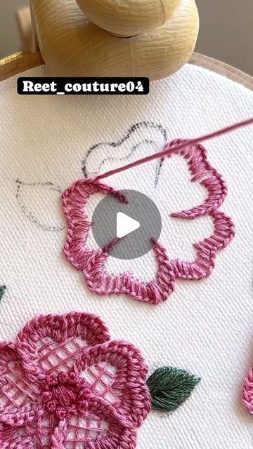 Embroidery Flower Center, Beaded Flower Embroidery, Beads Embroidery Designs, Fancy Embroidery Design, Bead Work Embroidery, Embroidery Lessons, Easy Crochet Stitches, Hand Embroidery Projects, Brazilian Embroidery