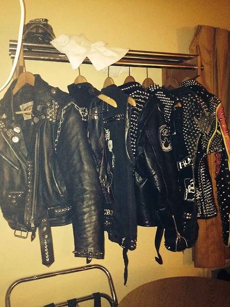 Leather's heaven Punk Leather Jacket, Studded Leather Jacket, Vintage Collectables, Battle Jacket, Smink Inspiration, Punk Scene, Men's Leather Jacket, Estilo Punk, Punk Outfits