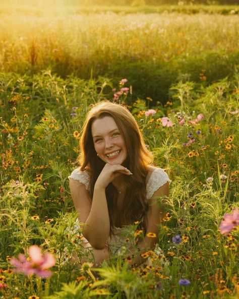 We’re loving these glowy golden hour shots by @kariclairephotography 🌞✨💐 ⠀⠀⠀⠀⠀⠀⠀⠀⠀ If you’re looking for posing inspo before your next senior photoshoot, browse our graduation category on the app! ⠀⠀⠀⠀⠀⠀⠀⠀⠀ key words - senior, senior pictures, class of 2025, 2025 senior, documentary, storytelling, photographer, storytelling photography Senior Photos Wildflowers, Wildflower Senior Pictures, Senior Picture Ideas Flower Field, Wildflower Field Photoshoot, Senior Pictures Aesthetic, Flower Field Senior Pictures, Pretty Senior Pictures, Field Senior Pictures, Spring Senior Pictures