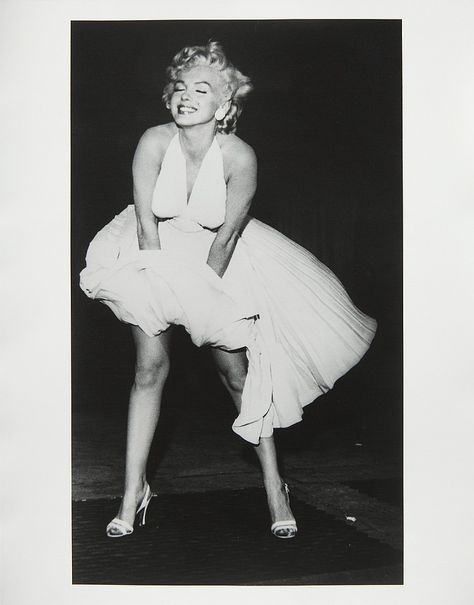 Iconic Marilyn. Marilyn Monroe, Bernard of Hollywood black and white photograph, posing in costume for her role as "The Girl" in 'The Seven Year Itch', 1955 - by Julien's Auctions Marilyn Monroe White Dress, Marilyn Monroe Outfits, Marilyn Monroe Costume, Marilyn Monroe Wallpaper, Marilyn Monroe Tattoo, Marilyn Monroe Artwork, Seven Year Itch, The Seven Year Itch, Marilyn Monroe Fashion