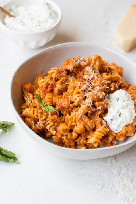 This skillet lasagna recipe with rotini and ground turkey is an easy family dinner that only takes 30-ish minutes and ONE POT to make! One Pot Lasagna Pasta, Rotini Pasta Recipes, One Pot Lasagna, Tomato Sauce Chicken, Skillet Lasagna Recipe, Spiral Noodles, Red Pasta, Skillet Lasagna, Easy Family Dinner