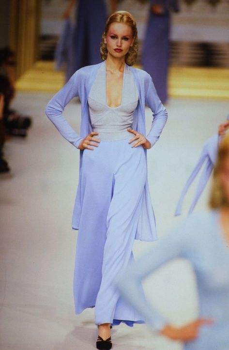 herve leger fall winter 1995 Fashion Collection Inspiration, Runway Gowns, 90s Runway Fashion, Vintage Runway, Modern Vintage Fashion, Elegant Feminine, Fashion Styling, Herve Leger, Outfit Inspo Fall