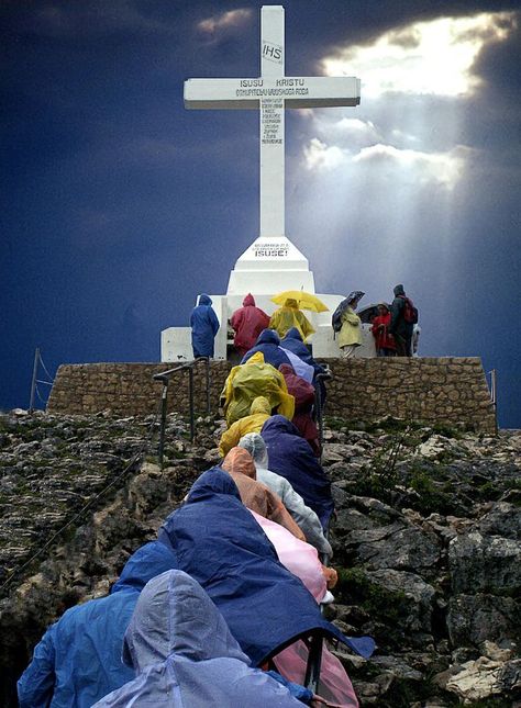 Our Lady Of Medjugorje, Stone Cross, Blessed Mother Mary, Heavy Rain, Papa Francisco, Perfect Timing, Jesus Pictures, Pope Francis, Blessed Mother